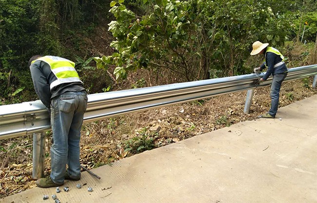 高速公路護欄的定期維護與保養