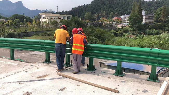 高速公路護欄板的維護確保道路安全的關鍵環節